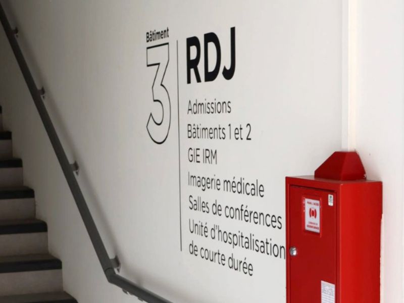 Signalétique d'étage pour escalier d'établissement