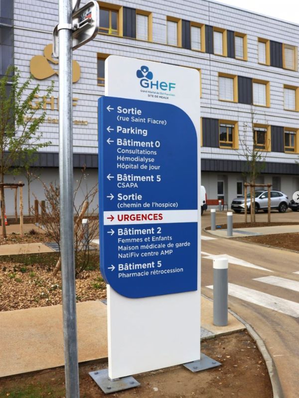 Totem directionnel clinique